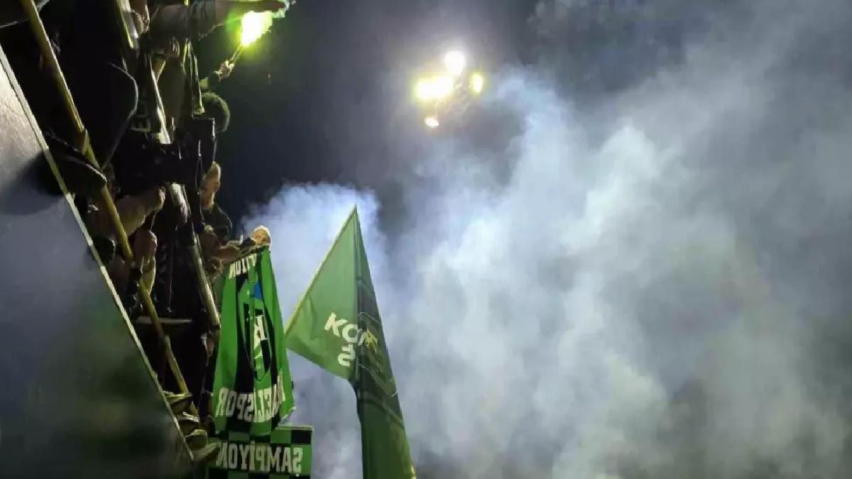 Kocaelispor Şampiyonluk Coşkusunu Kent Meydanında Kutladı