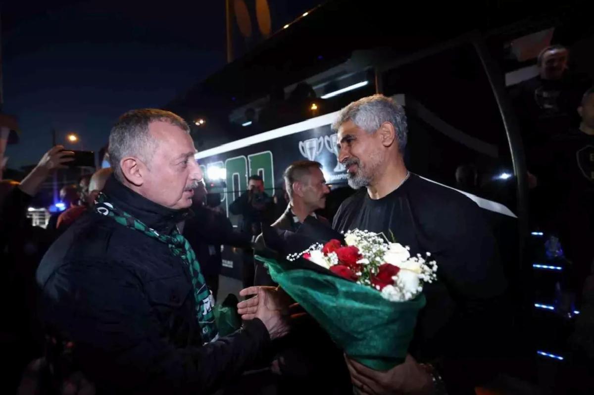 Kocaelispor Süper Lig’e Yükseldi, Taraftarlarıyla Kutladı