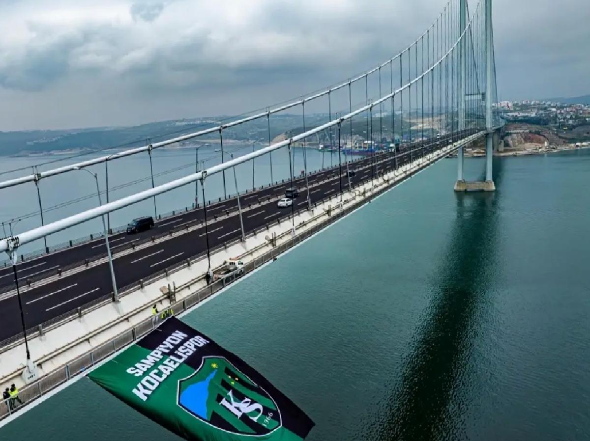 Kocaelispor’un Bayrağı Osmangazi Köprüsü’nde Dalgalanıyor