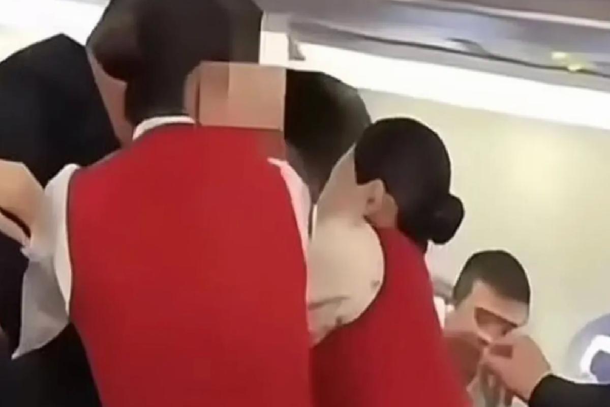 Koku tartışması sonrası yolcu kabin görevlisini ısırdı