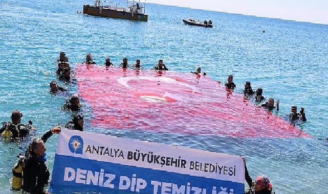 Konyaaltı Sahili’nde deniz dibi temizliği yapıldı
