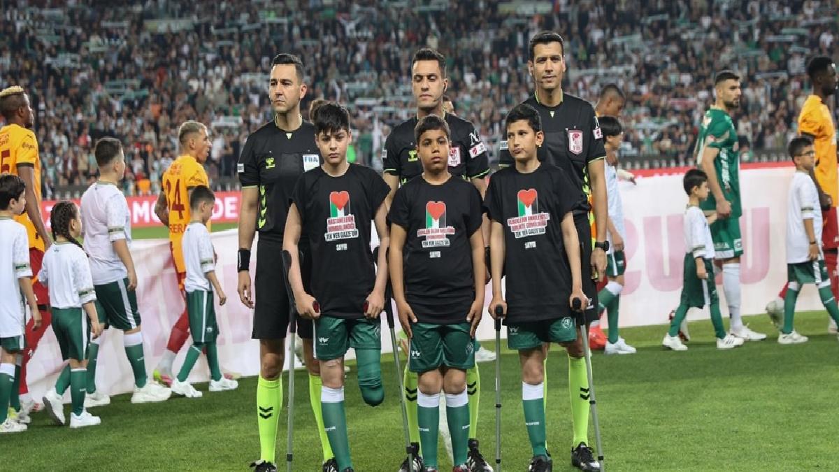 Konyaspor – Galatasaray maçında Gazzeli çocuklarla seremoniye çıkıldı