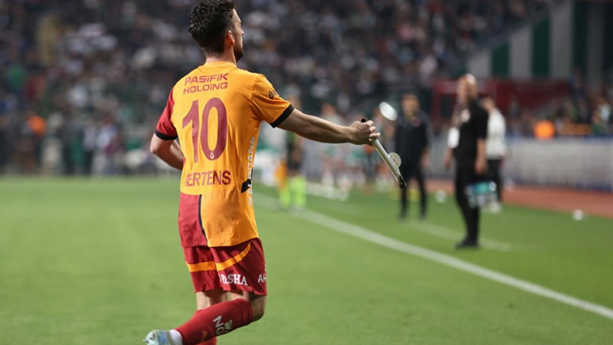Konyaspor – Galatasaray maçında sahaya demir parçası atıldı!