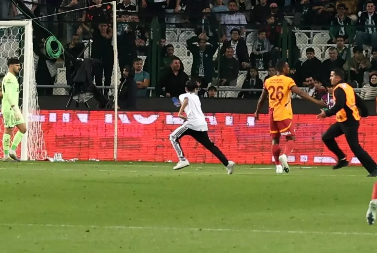 Konyaspor-Galatasaray Maçında Taraftar Sahaya Girdi