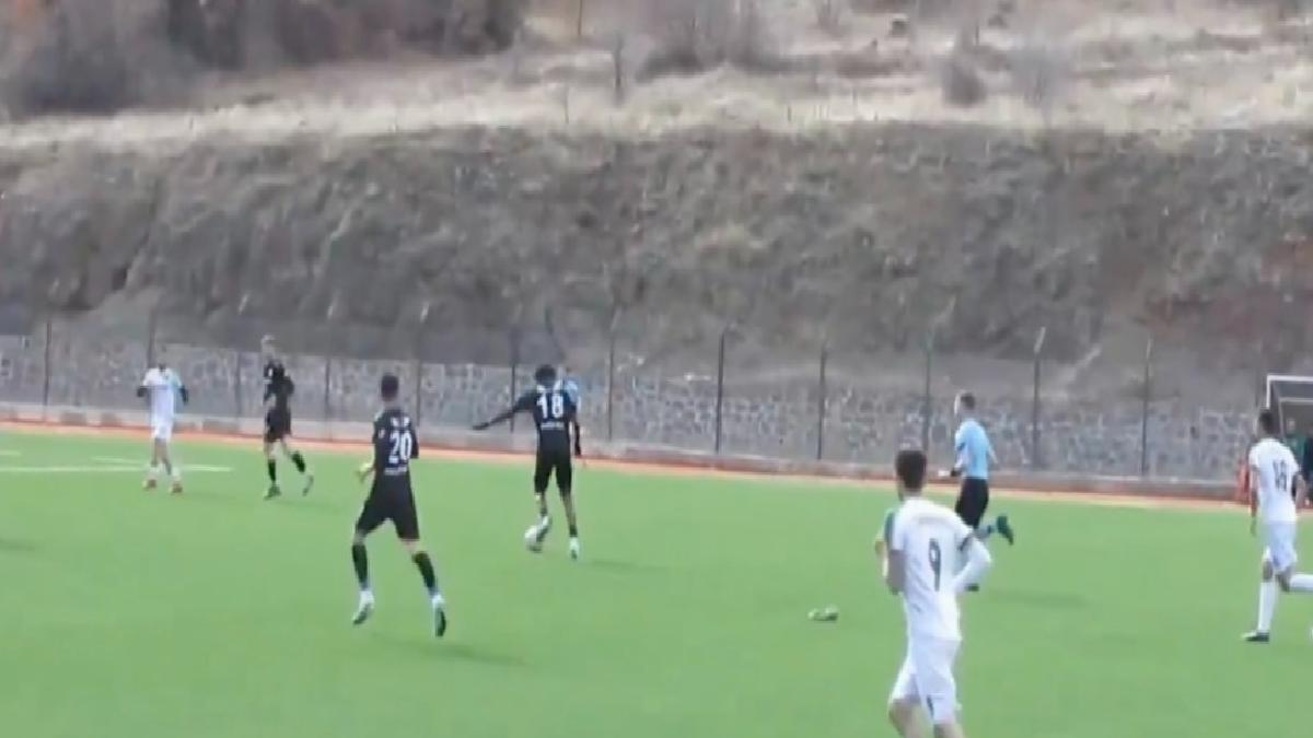 Kramponu çıkan futbolcudan enfes gol