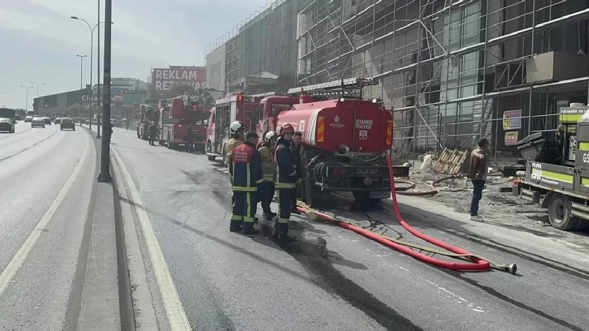 Küçükçekmece’de Yangın: 3 İşçi Dumandan Etkilendi