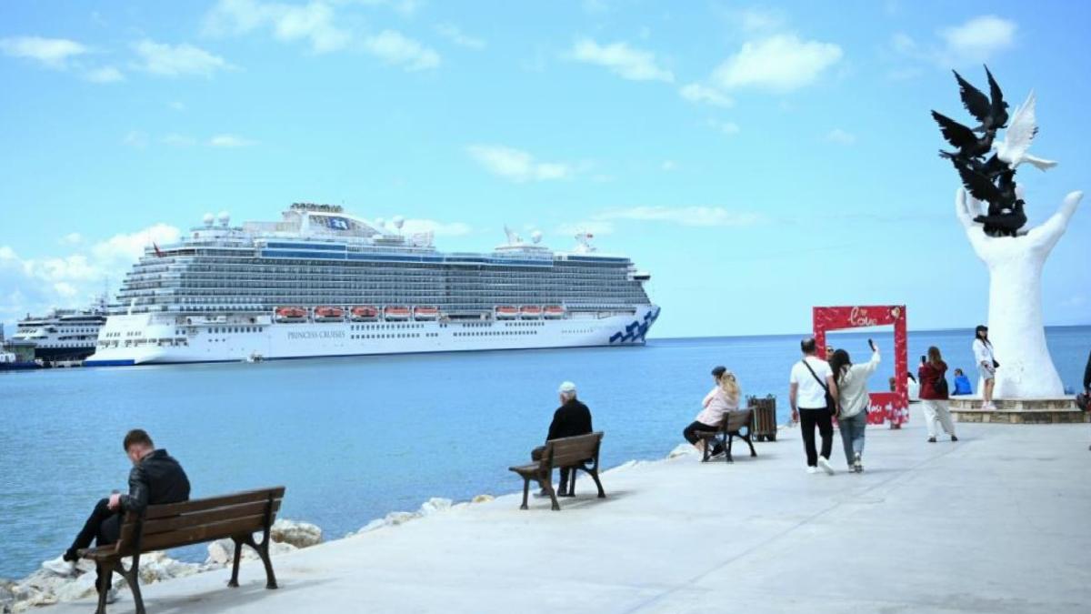 Kuşadası’na sezonun ilk kruvaziyeri, 3 bin 560 turist getirdi