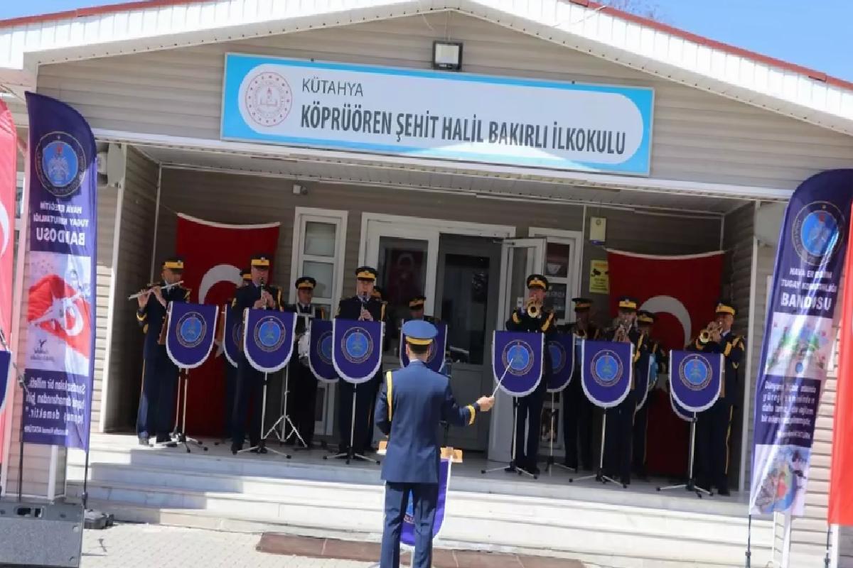 Kütahya Hava Er Eğitim Tugay Komutanlığı Bandosu köy okulunda konser verdi