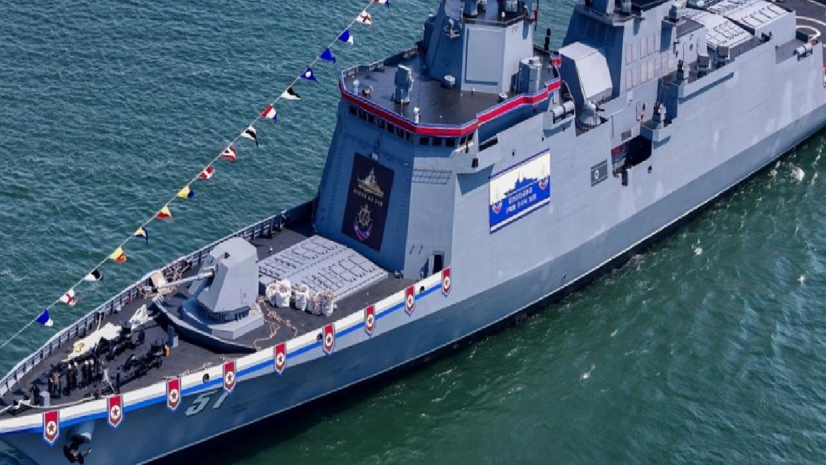Kuzey Kore’den gövde gösterisi: 5 bin tonluk yeni savaş gemisi