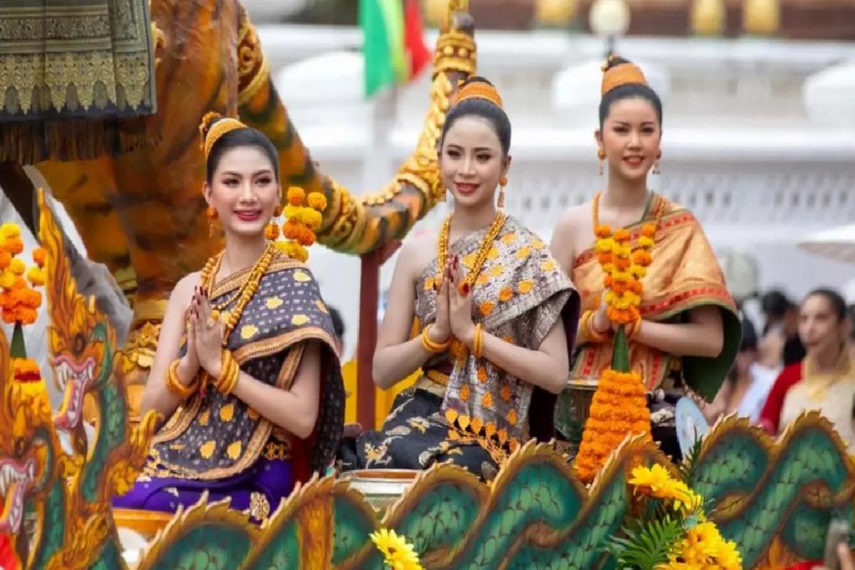 Laos’ta Su Sıçratma Festivali Kutlandı