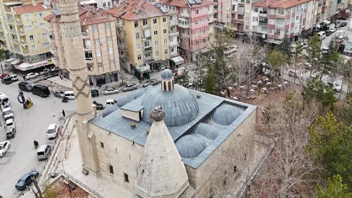 Leylekler, Karamanoğlu İbrahim Bey Türbesi’ne Döndü