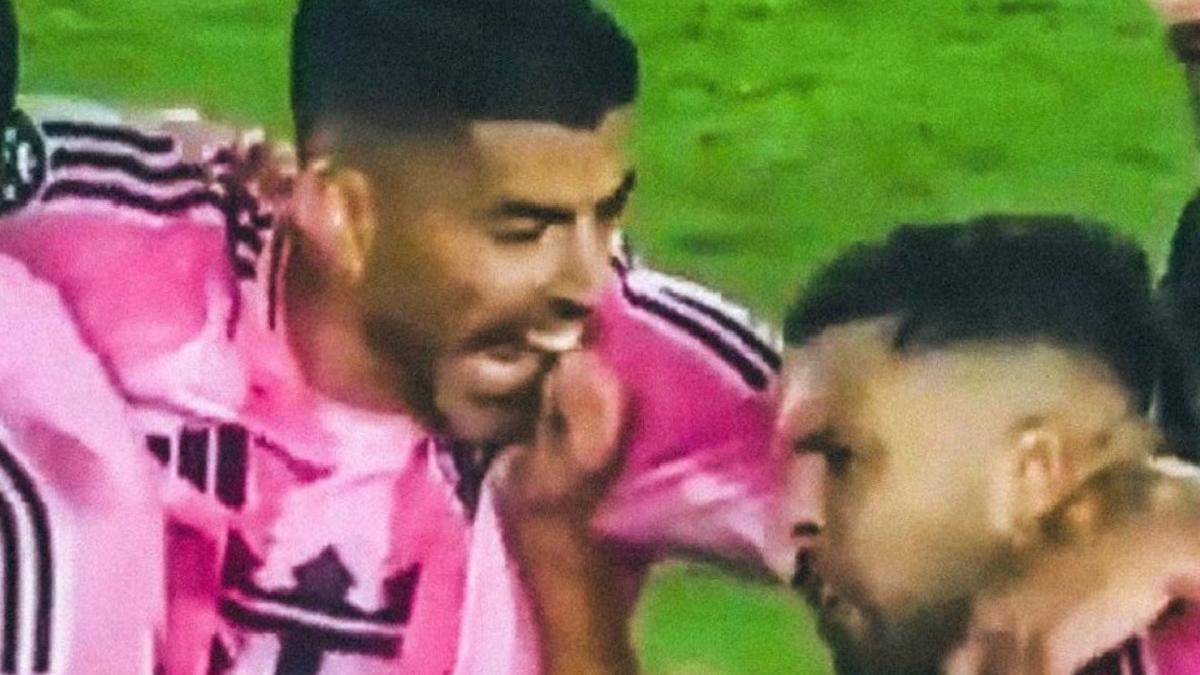 Luis Suarez bu sefer takım arkadaşını ısırdı