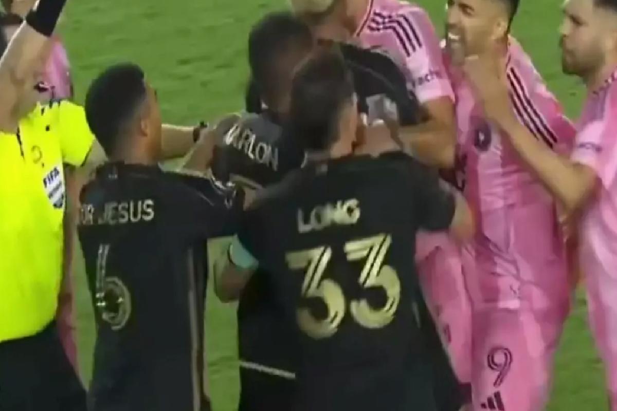 Luis Suarez takım arkadaşını ısırdı