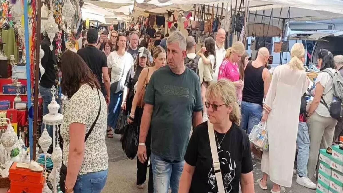Manavgat Perşembe Pazarı’nda Turist Yoğunluğu