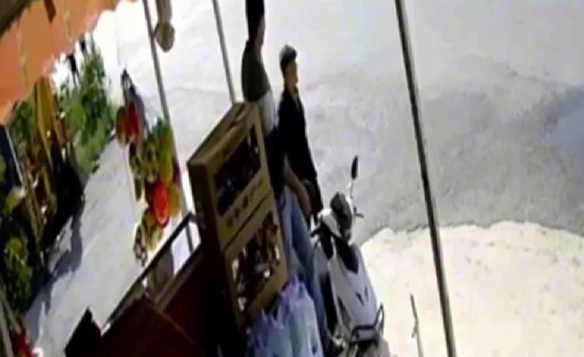 Marketçi Yaşlı Adamla Konuşurken Düştü