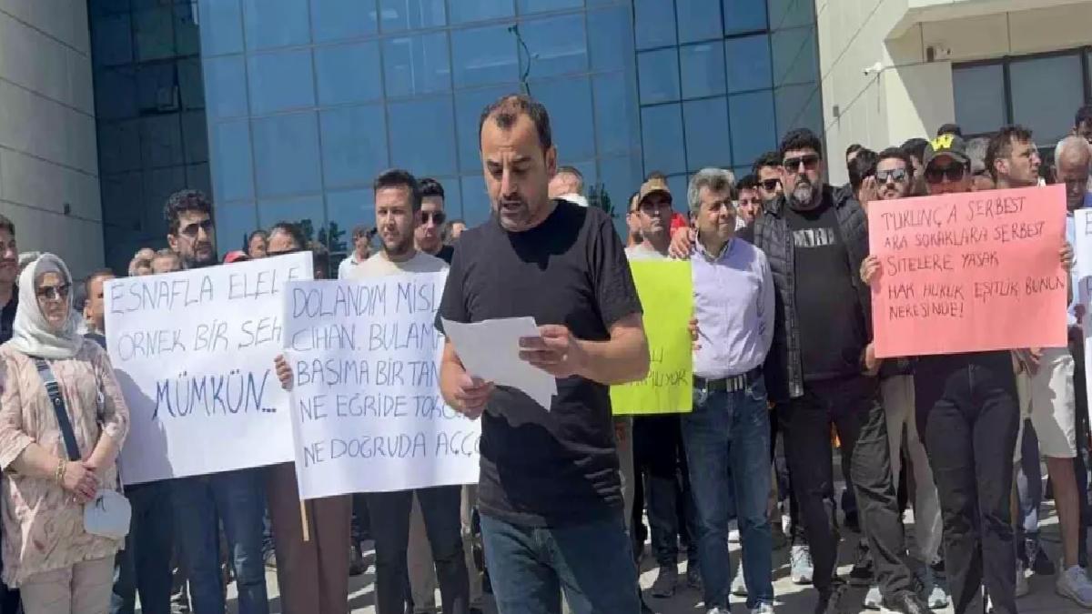 Marmarisli Esnaflar, Dükkan Önlerine Mal Koyma Yasağına Tepki Gösterdi