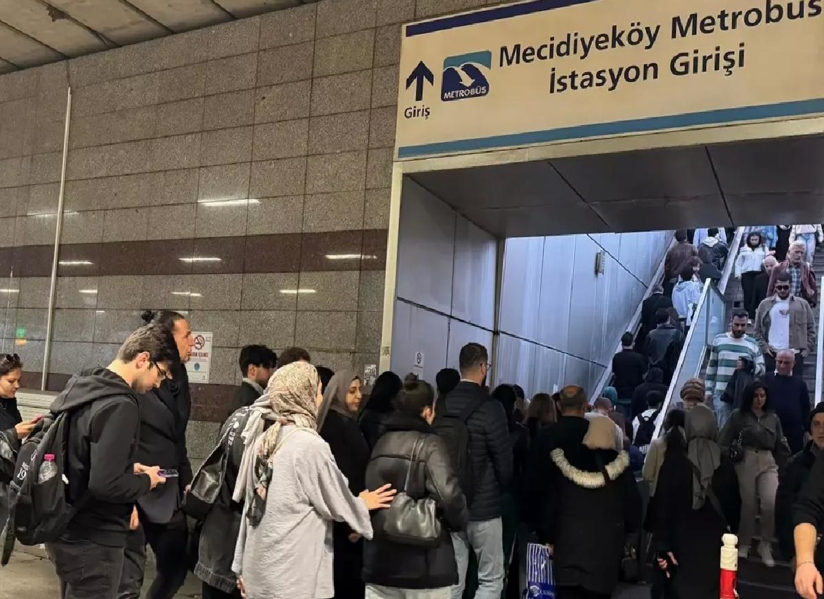 Mecidiyeköy Metrobüs Durağında Yürüyen Merdiven Arızası