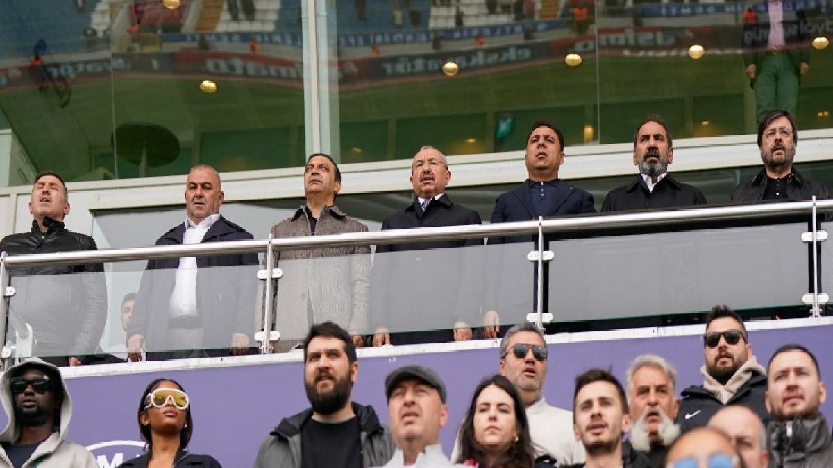 Mecnun Otyakmaz, Kasımpaşa – Sivasspor maçını tribünden izledi