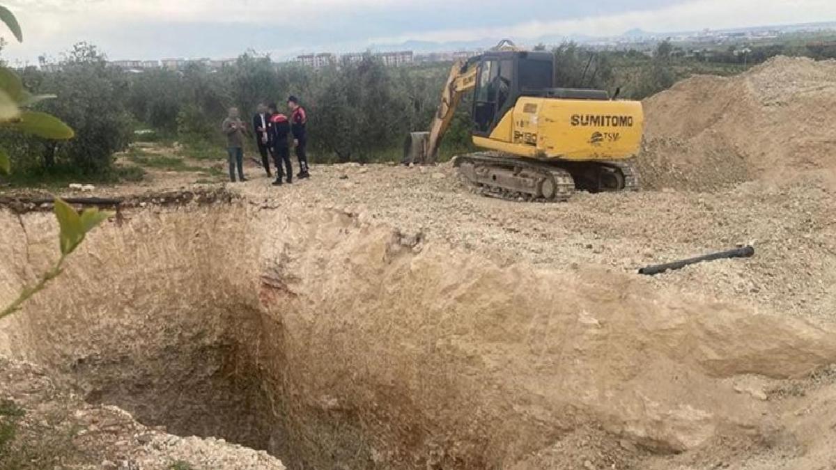 Mersin’de define için araziyi iş makinesiyle kazarken yakalandılar