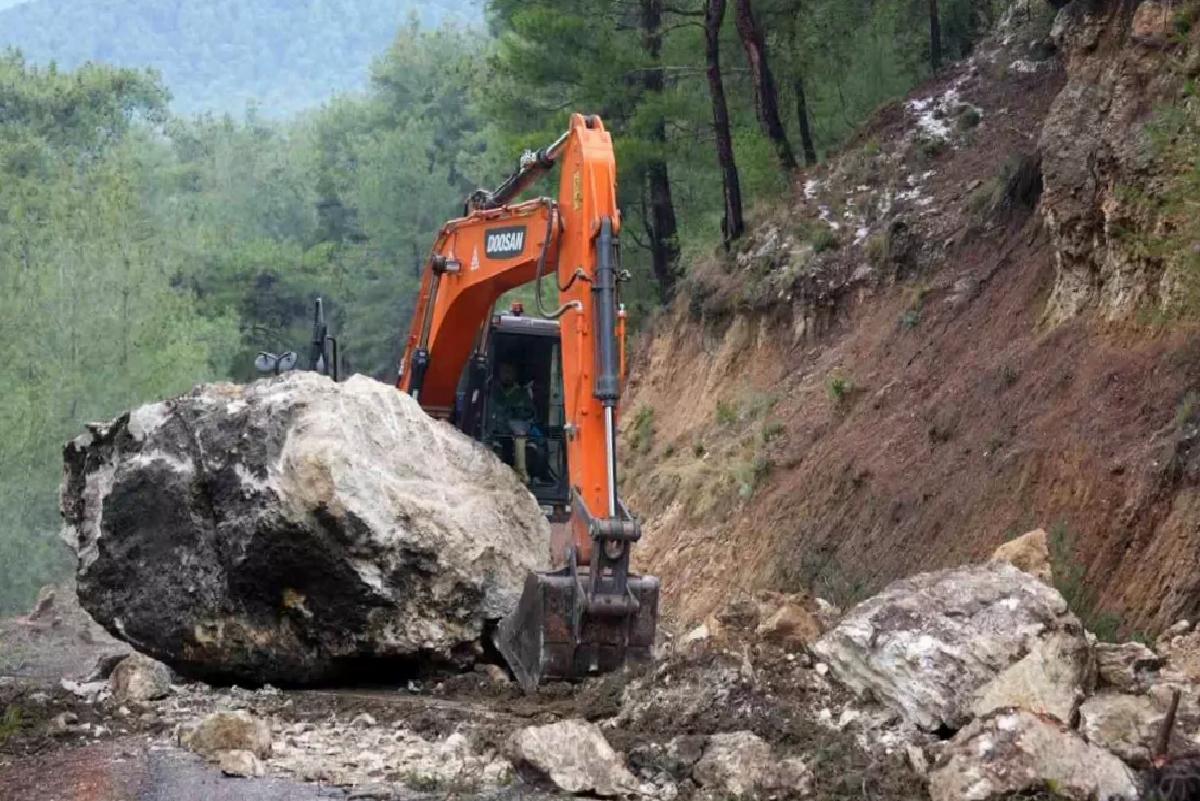 Mersin’de Dolu ve Yağış Tarım Arazilerine Zarar Verdi