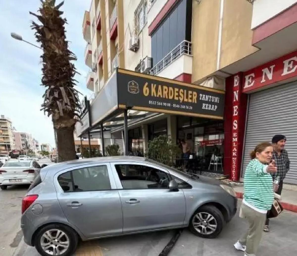 Mersin’de Kontrolden Çıkan Araç Kafeye Girdi