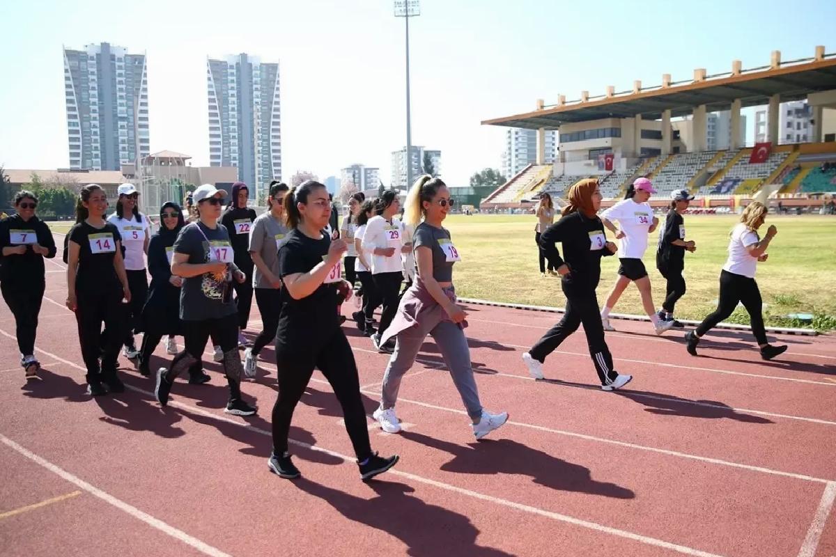 Mersin’de Posta Dağıtıcıları Yürüyüş Yarışmasında Yarıştı