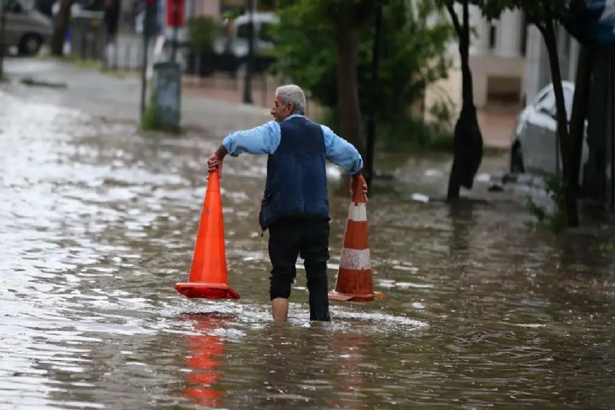 Mersin’de Sağanak Yağış Su Birikintilerine Neden Oldu