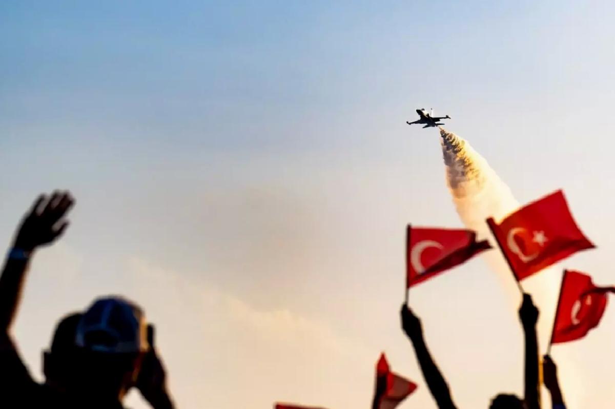 Mersin’de Türk Yıldızları’nın Gösterisi