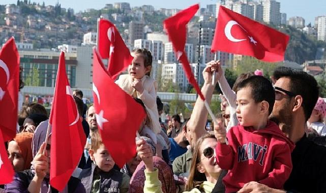 Milli İrade Meydanı çocukların neşesi ile cıvıl cıvıl