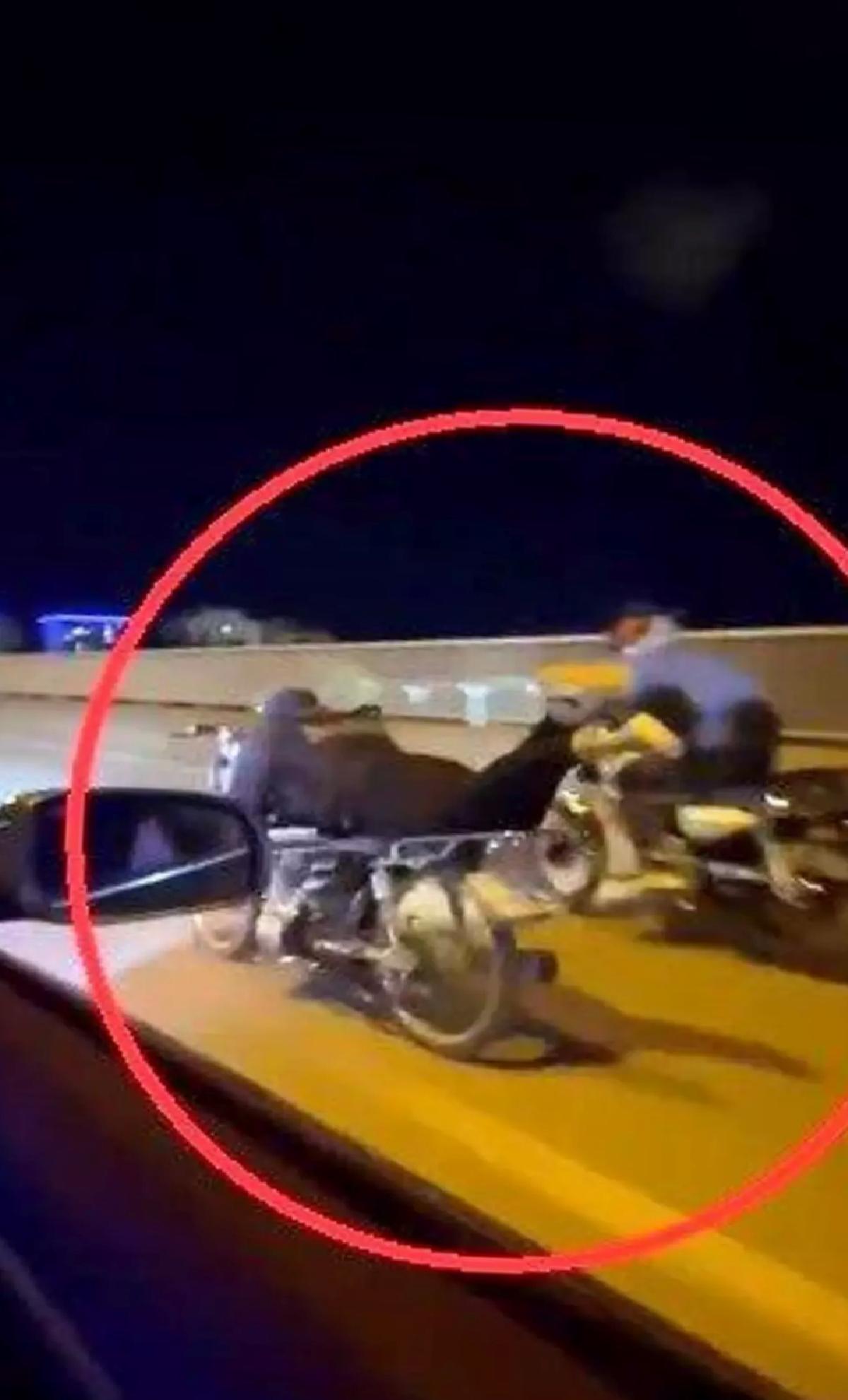 Motosikletten Yatarak Yolculuk