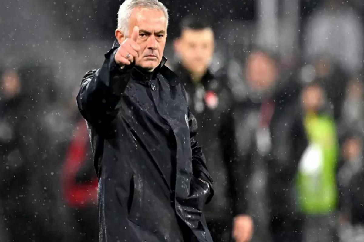 Mourinho, maçtan sonra Trabzonspor soyunma odasına gidip özür dilemiş