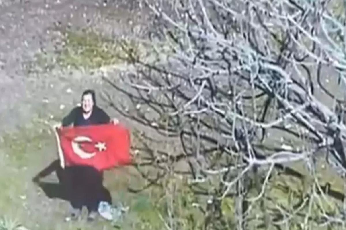 Muğla’da bir kadın Türk bayrağı açarak helikopterle denetim yapan polis ekiplerini selamladı