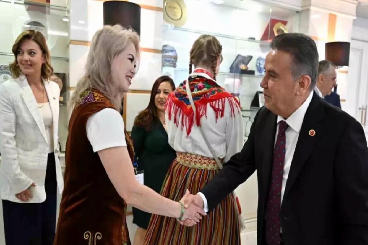 Muhittin Böcek, Dünya Çocuklarını Ağırladı