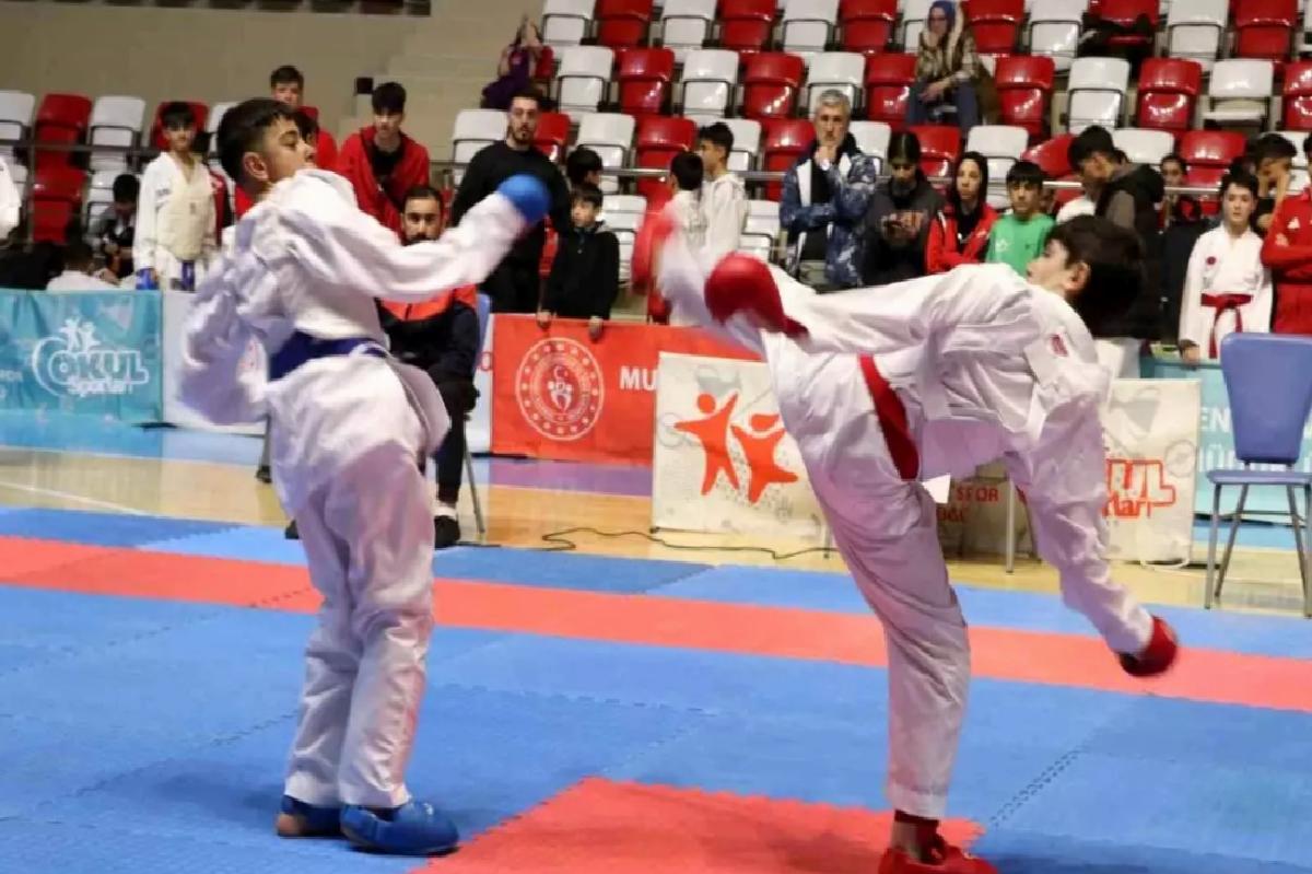 Muş’ta Okul Sporları Karate Müsabakaları Başladı