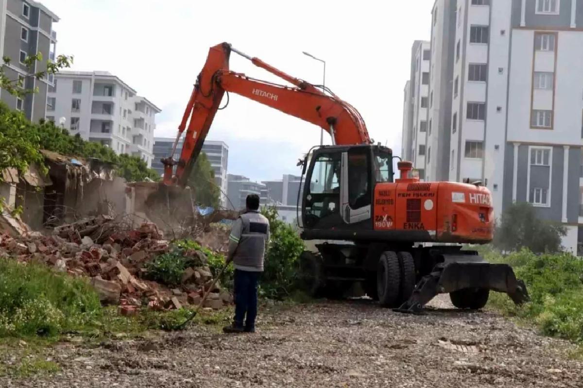 Nazilli Belediyesi Metruk Bina Yıkım Çalışmalarına Devam Ediyor