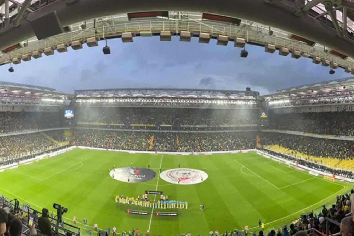 Ne olduysa golden sonra oldu! Fenerbahçe tribünlerinden futbolculara ve yönetime olay tepki