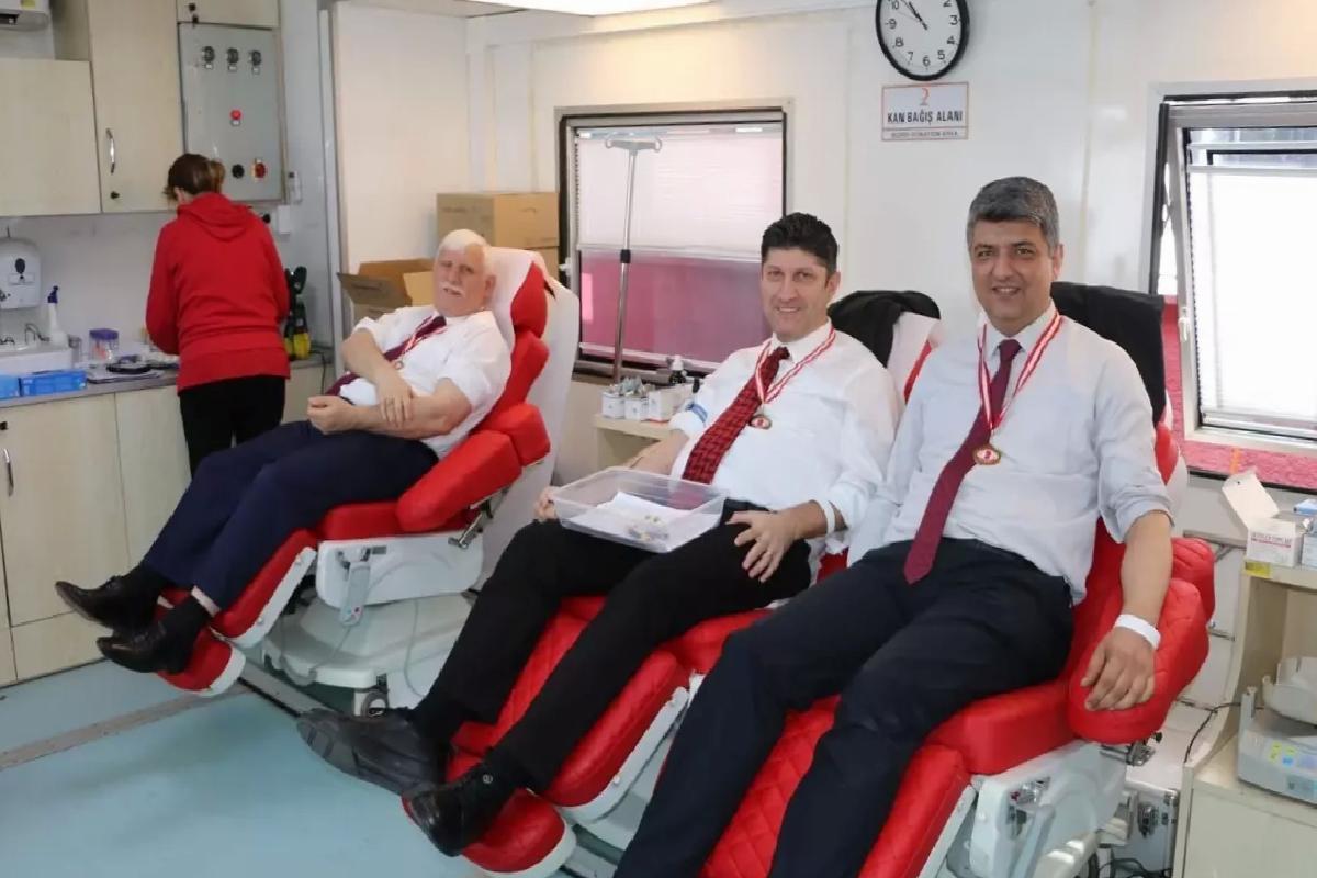 Of’ta öğretmenler ile veliler kan bağışında bulundu