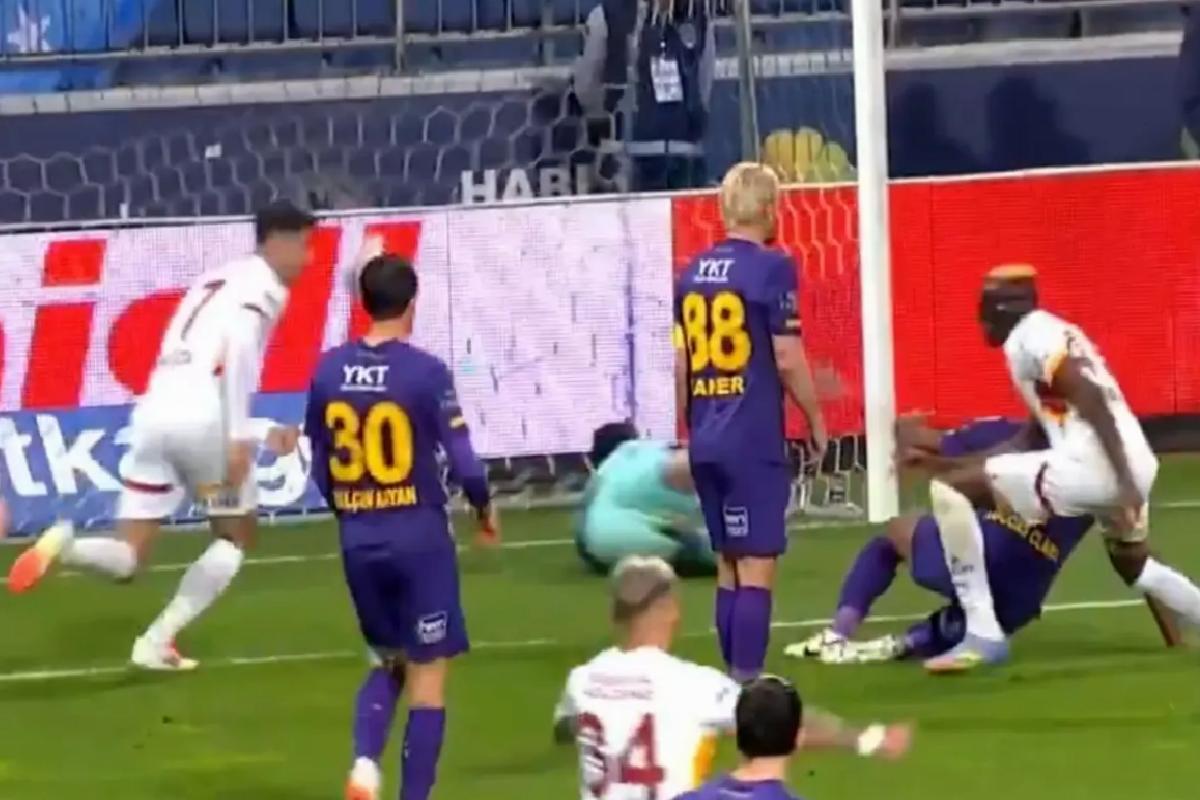 Osimhen’in Caner Erkin’i hareketsiz bıraktığı an