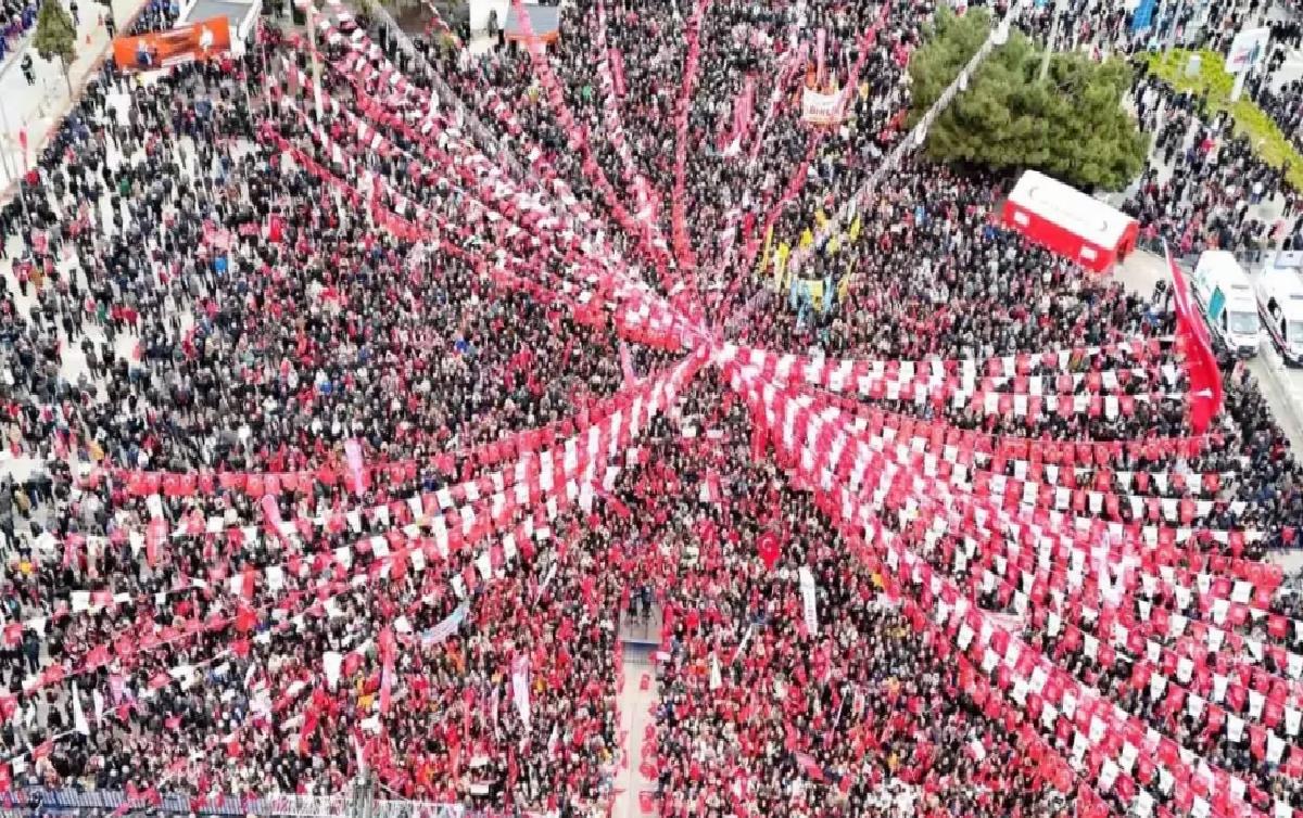 Özgür Özel, ‘Millet İradesine Sahip Çıkıyor’ mitinglerini Samsun’dan başlattı
