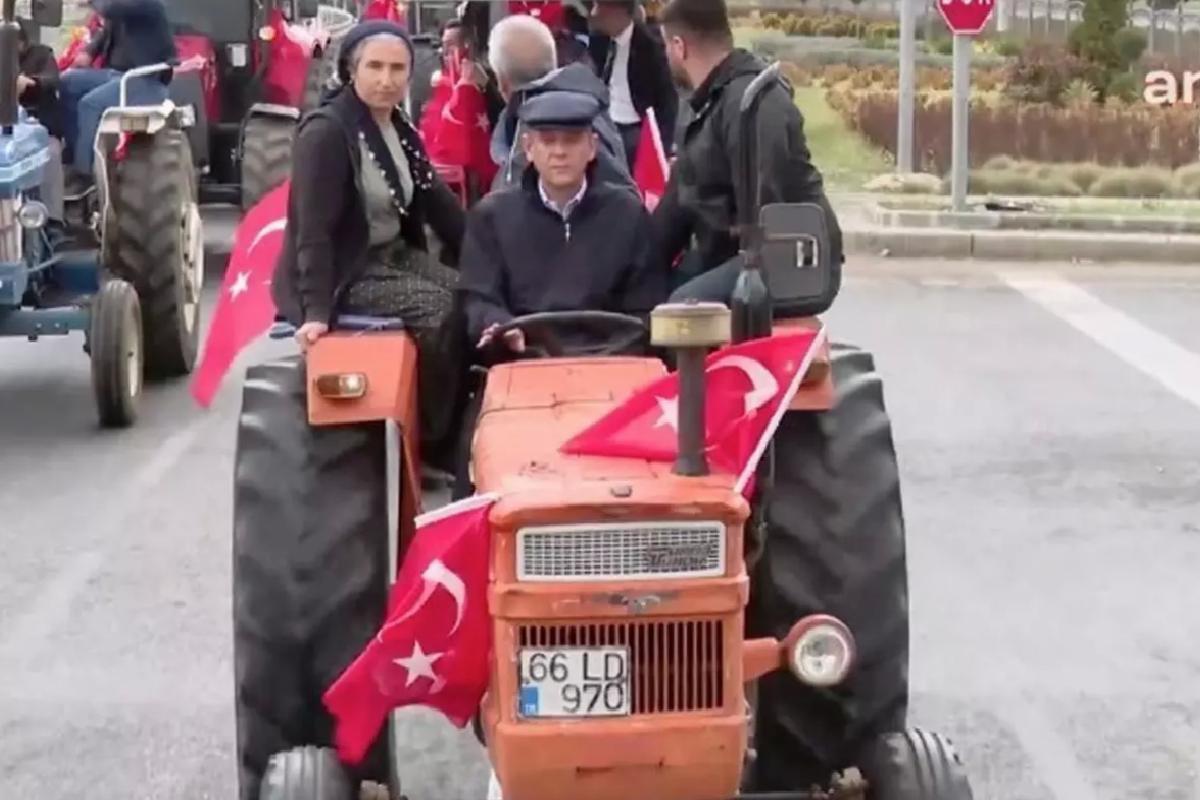 Özgür Özel mitinge traktörle geldi