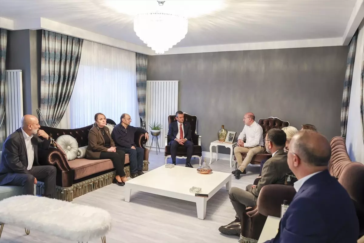 Özgür Özel’den Cihaner Ailesine Taziye Ziyareti