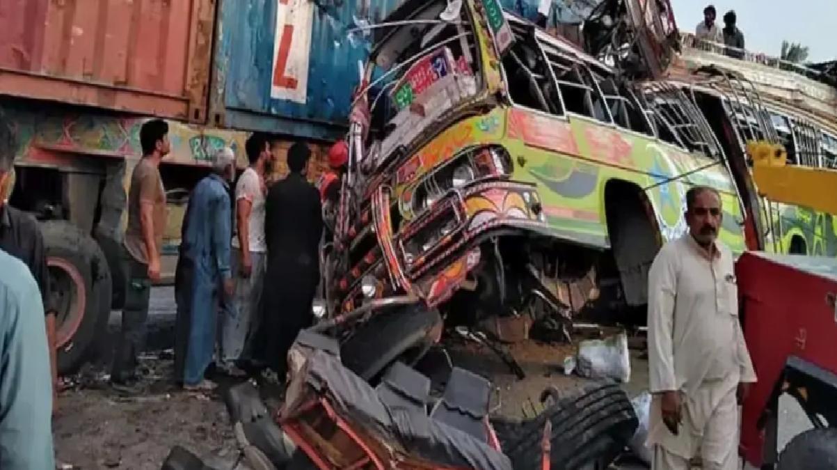 Pakistan’da Kamyonet Uçuruma Devrildi: 13 Ölü