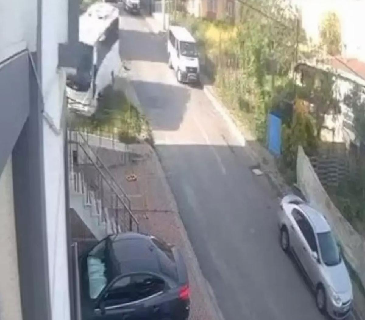 Park Halindeki Midibüs Apartmana Düştü