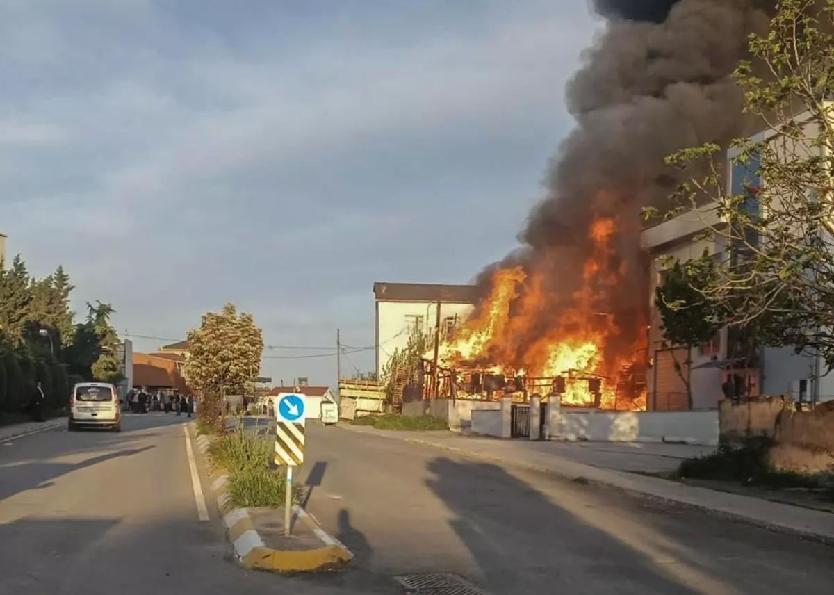 Pendik’te Palet Fabrikasında Yangın