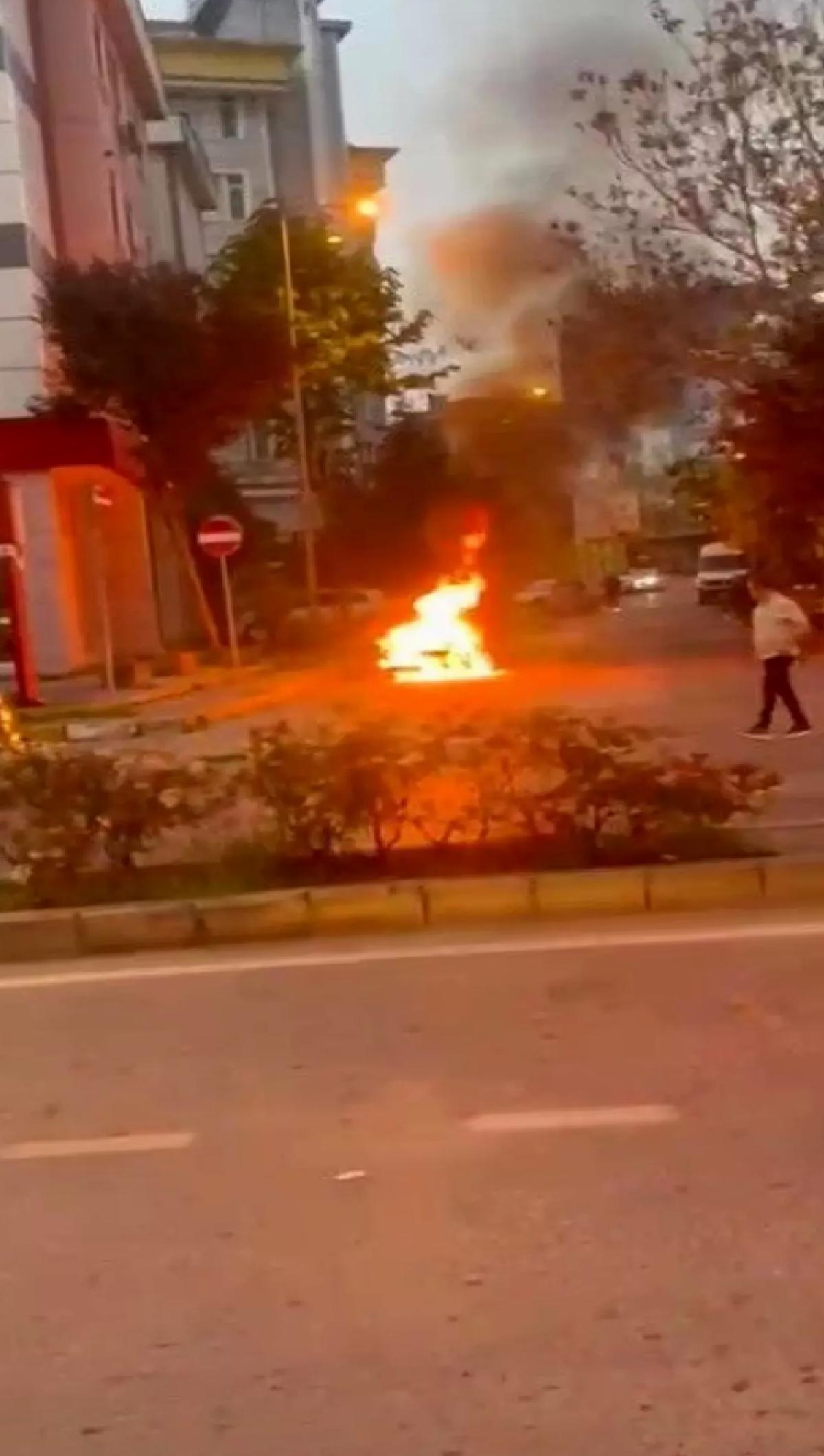 Pendik’te Park Halindeki Araçta Yangın