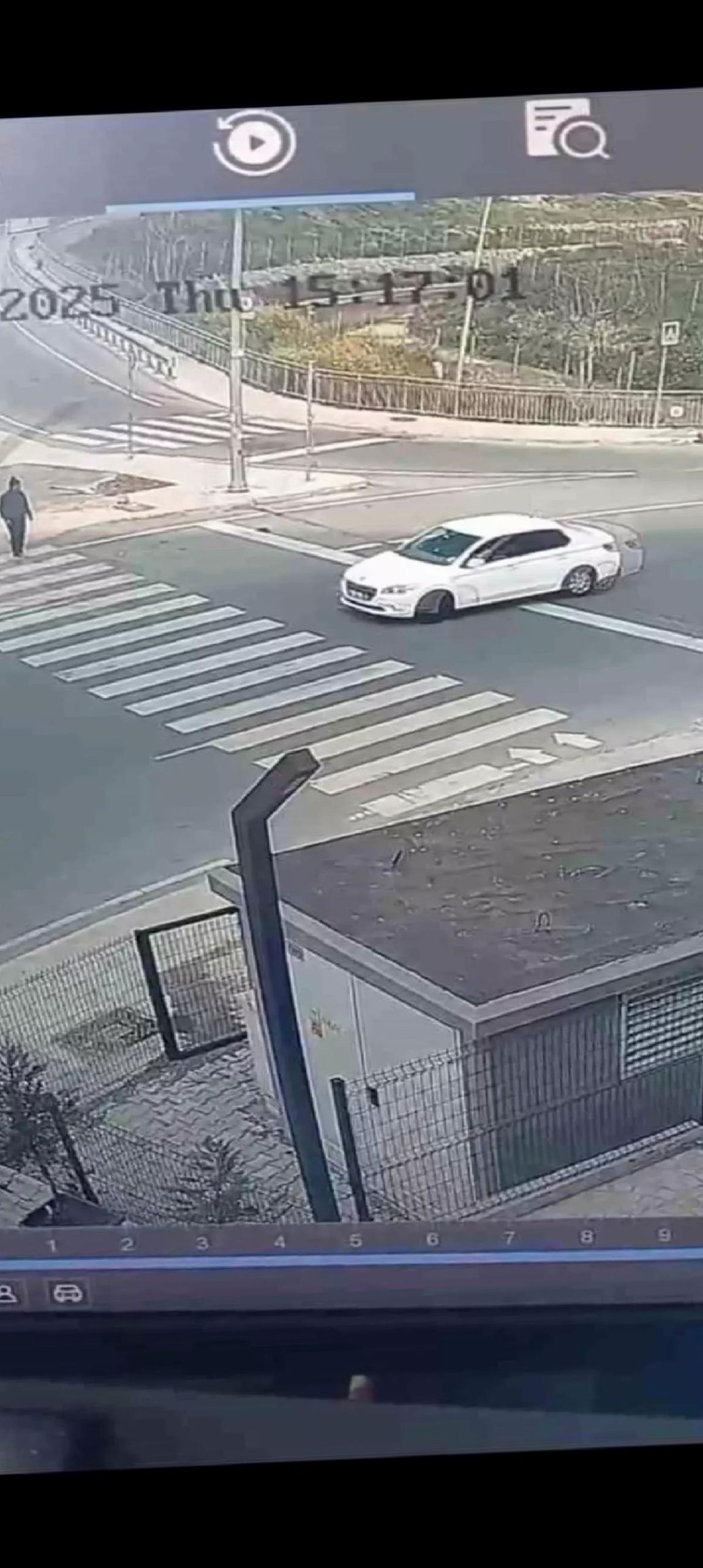 Pendik’te Yaya İle Otomobil Arasında Kaza Tehlikesi