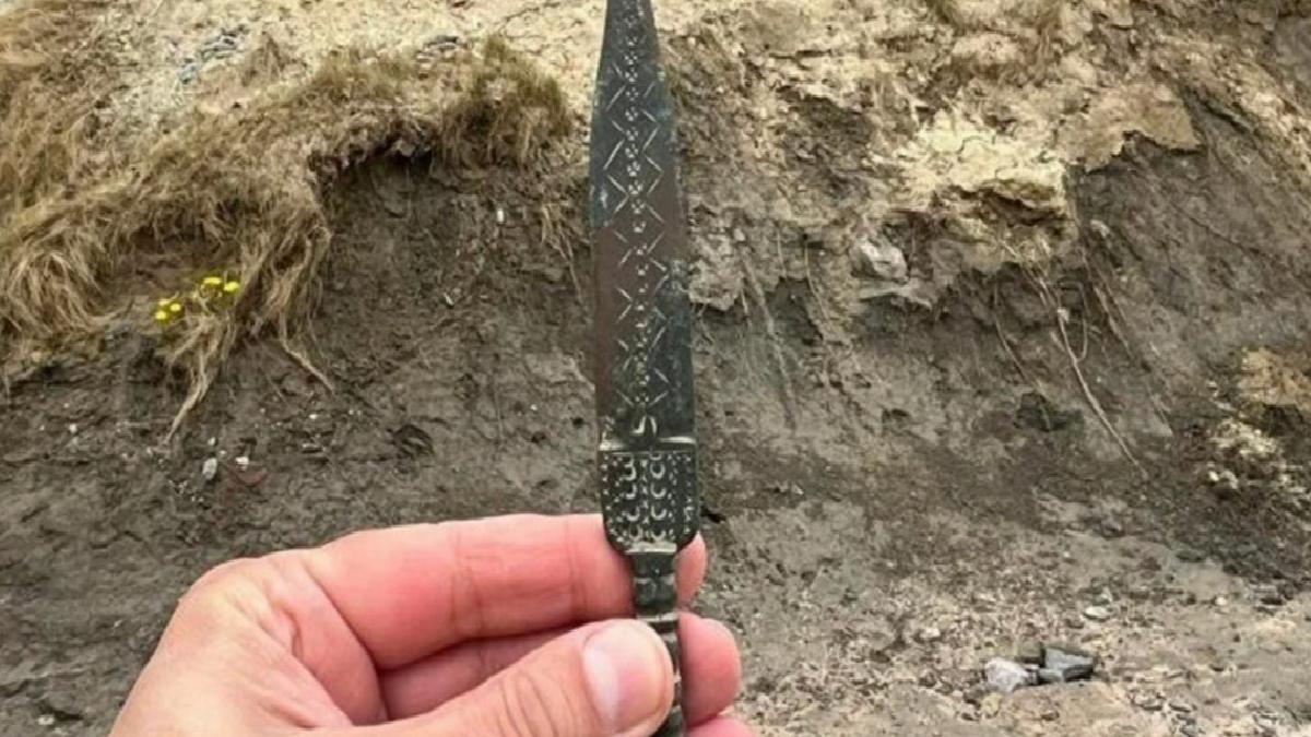 Polonya’da 2 bin 500 yıllık sır: Sahilde bulunan ender hançer