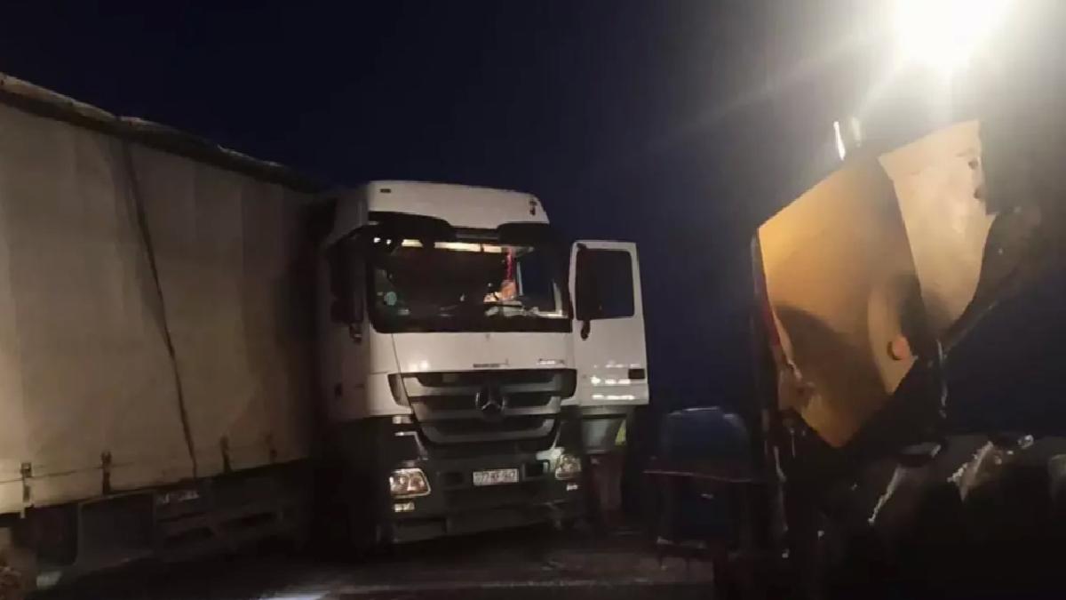 Posof’ta Kayan TIR Yol Kapatıldı