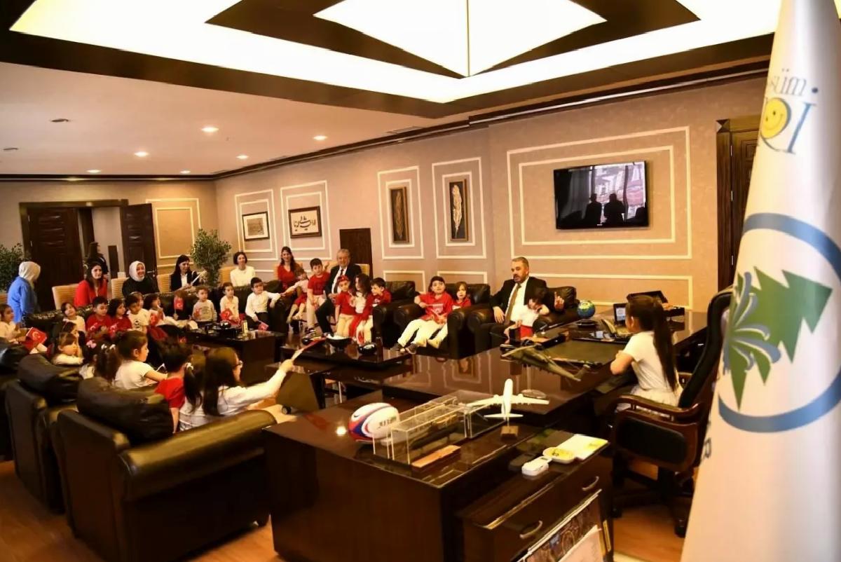 Pursaklar’da 23 Nisan Coşkusu: Başkanlık Koltuğu Çocuklara Devredildi