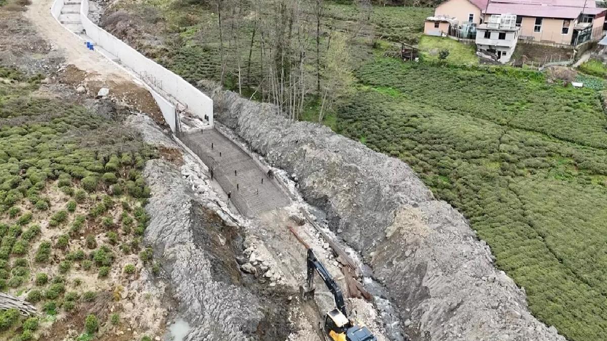 Rize’de Dere Islah Çalışmaları Devam Ediyor